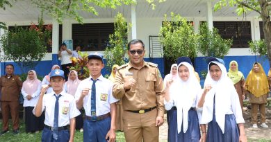 Plt Bupati Tapsel Bagikan KIA Ke Siswa-Siswi SD dan SMP Angkola Timur