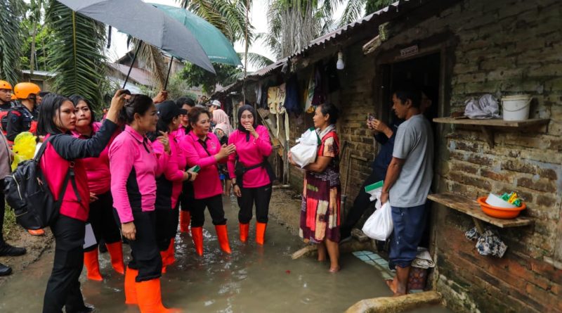 Bhayangkari Sumut Bantu Masyarakat Terdampak Banjir di Tebing Tinggi