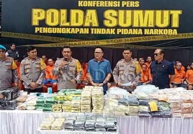 Aceh, Medan, Kendari, Aceh, Medan, Kendari, Asahan, Tanjungbalai, Rokan Hilir, dan Lampung., Tanjungbalai, Rokan Hilir, dan Lampung.  “Sebagai bentuk komitmen dalam memberantas peredaran narkoba terhadap para bandar maupun pengedar diberikan tindak tegas karena berusaha melawan petugas saat diamankan,” ungkapnya.   Whisnu menerangkan, Polda Sumut bersama jajaran terus meningkatkan penindakan terhadap peredaran narkoba di Sumatera Utara. “Siapapun yang terlibat narkoba bakal ditindak tegas,” terangnya.  Sementara itu Direktur Narkoba Polda Sumut, Kombes Pol Yemi Mandagi, menambahkan Polda Sumut selama 2023 berhasil menyita barang bukti narkoba seberat 1,2 ton. Sedangkan pada 2024 disita 1,40 ton narkoba.   “Kami tidak berhenti sampai disini. Perburuan terhadap para bandar dan pengedar narkoba terus digencarkan sehingga Sumatera Utara bebas dari peredaran narkoba,” pungkasnya. (Srisahati)