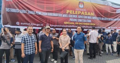 Ketua KPU Medan Mutia Atiqah menerima logistik Surat Suara dari KPU Sumut,untuk Pemilihan Serentak