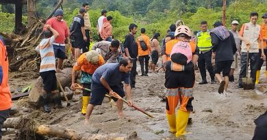 Polisi Dan Warga Cari Korban Hilang Banjir Bandang di Martelu