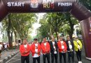 Antusias Masyarakat Antusias Masyarakat Ikuti KPU Fun RUN 2024 di Lapangan Benteng Medan KPU Fun RUN 2024 di Lapangan Benteng Medan  Elindonews.my.id, Medan  Ribuan masyarakat sangat antusias mengikuti KPU Fun Run 2024 yang digelar di Lapangan Benteng, Jalan Pengadilan, Kota Medan, Provinsi Sumatera Utara (Sumut), start mulai pukul 06.30 WIB, Minggu (24/11)   Kegiatan yang diprakarsai Komisi Pemilihan Umum (KPU) Provinsi Sumut guna mensukseskan Pilkada Serentak 2024 tersebut, selain dimeriahkan dengan hiburan juga disediakan hadiah door prize kepada para peserta yang hadir.  Di sela-sela kegiatan, Ketua KPU Sumut, Agus Arifin saat ditanya wartawan mengimbau warga untuk datang ke Tempat Pemungutan Suara (TPS) guna menyalurkan hak pilihnya pada, Rabu (27/11/2024) nanti.  Lanjut Agus mengingatkan, tahapan Pilkada serentak 2024 sudah memasuki masa tenang yakni tanggal 24-26 November 2024.  Di masa tenang selama 3 hari ini masih dikatakannya, diingatkan kepada para Pasangan Calon (Paslon) Pilkada Gubsu-Wagubsu, Bupati/Wali Kota, Tim Pemenangan juga Relawan tidak melakukan kampanye ajakan memilih nomor urut dalam bentuk apa pun, menurunkan seluruh Alat Peraga Kampanye (APK) serta tidak beriklan di media massa.  “Intinya pada tanggal 27 November 2024 nanti, di TPS Rakyat memilih dan Rakyat yang menentukan,” pungkas Agus Arifin.   Selain itu juga di himbau kepada masyarakat agar tetap menjaga keamanan di saat berada di TPS dan mengawal jalannya proses perhitungan suara, sebutnya mengakhiri. (JB Rumapea)