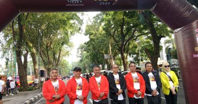 Antusias Masyarakat Antusias Masyarakat Ikuti KPU Fun RUN 2024 di Lapangan Benteng Medan KPU Fun RUN 2024 di Lapangan Benteng Medan  Elindonews.my.id, Medan  Ribuan masyarakat sangat antusias mengikuti KPU Fun Run 2024 yang digelar di Lapangan Benteng, Jalan Pengadilan, Kota Medan, Provinsi Sumatera Utara (Sumut), start mulai pukul 06.30 WIB, Minggu (24/11)   Kegiatan yang diprakarsai Komisi Pemilihan Umum (KPU) Provinsi Sumut guna mensukseskan Pilkada Serentak 2024 tersebut, selain dimeriahkan dengan hiburan juga disediakan hadiah door prize kepada para peserta yang hadir.  Di sela-sela kegiatan, Ketua KPU Sumut, Agus Arifin saat ditanya wartawan mengimbau warga untuk datang ke Tempat Pemungutan Suara (TPS) guna menyalurkan hak pilihnya pada, Rabu (27/11/2024) nanti.  Lanjut Agus mengingatkan, tahapan Pilkada serentak 2024 sudah memasuki masa tenang yakni tanggal 24-26 November 2024.  Di masa tenang selama 3 hari ini masih dikatakannya, diingatkan kepada para Pasangan Calon (Paslon) Pilkada Gubsu-Wagubsu, Bupati/Wali Kota, Tim Pemenangan juga Relawan tidak melakukan kampanye ajakan memilih nomor urut dalam bentuk apa pun, menurunkan seluruh Alat Peraga Kampanye (APK) serta tidak beriklan di media massa.  “Intinya pada tanggal 27 November 2024 nanti, di TPS Rakyat memilih dan Rakyat yang menentukan,” pungkas Agus Arifin.   Selain itu juga di himbau kepada masyarakat agar tetap menjaga keamanan di saat berada di TPS dan mengawal jalannya proses perhitungan suara, sebutnya mengakhiri. (JB Rumapea)