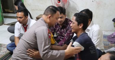 *Wakapolrestabes Medan Kunjungi Orangtua Tiga Abang Adik Korban Penikaman Tetangga*