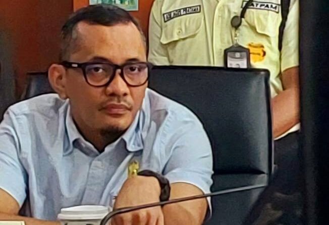 Fraksi Nasdem DPRD Medan: Segera Bayar Honor KeplingNoktahsumutcomFraksi Nasdem DPRD Medan: Segera Bayar Honor Kepling!!Fraksi Nasdem DPRD Medan: Segera BayarMedan:Bendahara Fraksi Nasdem DPRD Medan minta Pemko Medan segerakan pencairan honor Kepala Lingkungan (Kepling) yang terlambat 1 bulan. Pencairan honor saat ini sangat mendesak, mengingat kebutuhan bulan Ramadhan banyak keperluan.