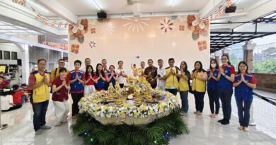 Peringati Hari Waisak 2569 BE/2025, Pengurus Permabudhi Sumut Kunjungan Safari ke Beberapa Majelis dan ViharaMEDAN – Dalam rangka memperingati hari Waisak ke 2569 Buddhis Era (BE) tahun 2025, Ketua Persatuan Umat Buddha Indonesia (Permabudhi) Sumut, Drs. Wong Chun Sen Tarigan, M.Pd.B bersama pengurus melaksanakan kunjungan Safari ke beberapa Majelis dan Vihara yang ada di kota Medan dan Provinsi Sumatera Utara, Senin (12/5). Wong juga didampingi para pengurus Permabudhi Sumut antara lain : Lindawaty (Gemabudhi), Rudy Hartono (Gemabudhi), Otto ( Ketua PERMABUDHI Medan), Budi Darmawan ( Sekretaris PD PERMABUDHI Sumut), Ang Pun Siong (Maitreya), Irianto Saputra (Magabudhi Medan), Budi Malem ( Martisia), Akhun, Rajin Hoa dan Cai Ping ( Gemabudhi).