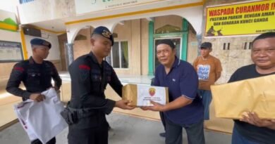 Jumat Berkah di Kota Medan, Brimob Batalyon A Pelopor Tebar Kepedulian Lewat Aksi Bersih Masjid dan Bagi Sembako