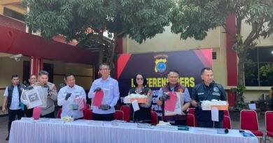 Breaking NewsUsai Keluarnya SP2 Lid, Penyidik Hentikan Kasus Ketum PWI Pusat Sambut Hari Bhayangkara Ke-79 Bidpropam Polda Sumut Gelar Baksos Di Ponpes Hidayatullah Gelar Konfrensi Pers Di Polda Sumut Bareskrim Polri Ungkap 130 Kasus TPPO Komitmen Lindungi PMI DPRD Medan Bahas Revisi Perda Kawasan Tanpa Rokok, Wali Kota Soroti Rokok Elektrik Ketua DPRD Medan Hadiri HUT ke-75 Kodam I/Bukit Barisan, Apresiasi Produk UMKM Binaan