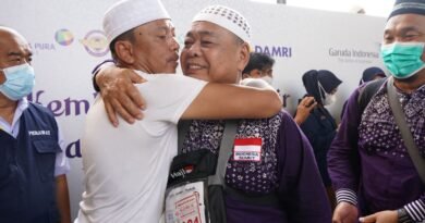 Suasana Haru Sambut Kedatangan Jemaah Haji Kloter 10 Debarkasi MedanKANWIL1 23 JUN 202549