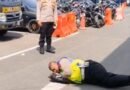 Propam Polrestabes Medan Gerak Cepat Tindak Oknum Satlantas Diduga Lakukan Pungli: “Kami Tidak Akan Tutup mataPropam Polrestabes Medan Gerak Cepat Tindak Oknum Satlantas Diduga Lakukan Pungli: “Kami Tidak AkanTutuMata”Medan NoktahsumutcomTindakan tegas ditunjukkan Seksi Profesi dan Pengamanan (Propam) Polrestabes Medan usai viralnya sebuah video di media sosial yang menampilkan dugaan pungutan liar (pungli) oleh oknum anggota Satlantas. Video yang diunggah memperlihatkan seorang personel Satlantas diduga mengambil uang dari seorang pelanggar lalu lintas tanpa prosedur yang sah.