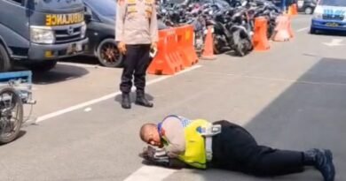 Propam Polrestabes Medan Gerak Cepat Tindak Oknum Satlantas Diduga Lakukan Pungli: “Kami Tidak Akan Tutup mataPropam Polrestabes Medan Gerak Cepat Tindak Oknum Satlantas Diduga Lakukan Pungli: “Kami Tidak AkanTutuMata”Medan NoktahsumutcomTindakan tegas ditunjukkan Seksi Profesi dan Pengamanan (Propam) Polrestabes Medan usai viralnya sebuah video di media sosial yang menampilkan dugaan pungutan liar (pungli) oleh oknum anggota Satlantas. Video yang diunggah memperlihatkan seorang personel Satlantas diduga mengambil uang dari seorang pelanggar lalu lintas tanpa prosedur yang sah.