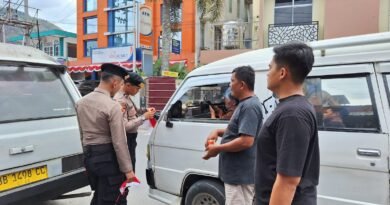 Polres Samosir Aksi Nasionalisme Bagikan Bendera Merah Putih