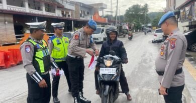 Polres Samosir Turun ke Jalan Pasang 50 Bendera di Kendaraan Warga