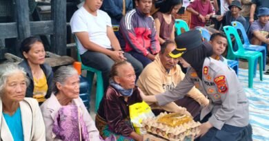 Kapolres Samosir Bantu Korban Kebakaran 8 Unit Rumah di Desa Simarmata