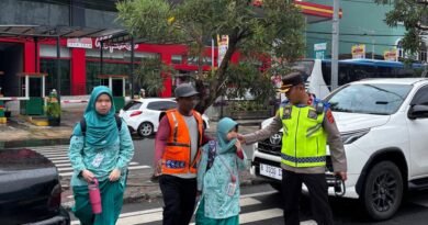 Kompol Bambang Gunanti S.H. M.H Pastikan Keamanan dan Kelancaran Lalin di Sekitar YPSH Setia Budi