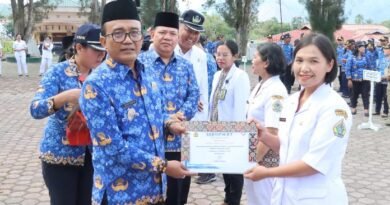 Wabup Samosir Serahkan Penghargaan Bidang Kesehatan pada Peringatan HKN-61