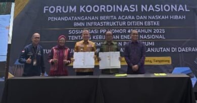 WABUP SAMOSIR TANDATANGANI NASKAH HIBAH BMN INFRASTRUKTUR DITJEN EBTKE KEMENTERIAN ESDM RI