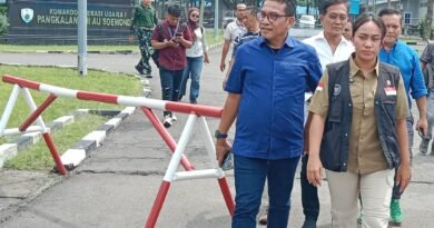 Edwin Dampingi Zita Salurkan Bantuan Presiden ke Korban Banjir di Sibolga dan Tapteng di Lanud Suwondo