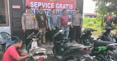 Jalan Rusak Tak Halangi Pendidikan: Brimob Polda Sumut Antar-Jemput Anak Sekolah di Daerah Longsor