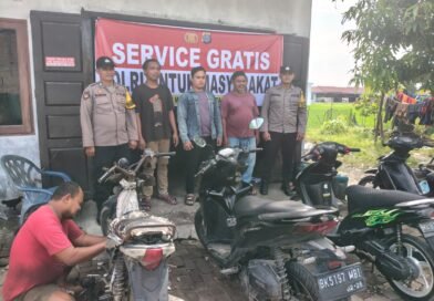 Jalan Rusak Tak Halangi Pendidikan: Brimob Polda Sumut Antar-Jemput Anak Sekolah di Daerah Longsor