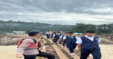 Brimob Polda Sumut Antar-Jemput Pelajar ke Sekolah di Garoga Pasca Banjir dan Longsor