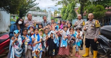 Bhabinkamtibmas Polres Sibolga Berikan Bantuan Selimut kepada Pengungsi Korban Bencana Alam Di Kota Sibolga
