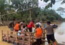 Bergotong Royong Rakit Jembatan Darurat, Polda Sumut Sambungkan Kembali Akses Warga Tapanuli Tengah