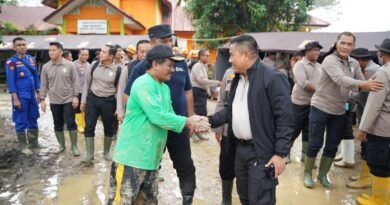Kabaharkam Polri Mengunjungi Posko Bencana di Kabupaten Aceh Tamiang