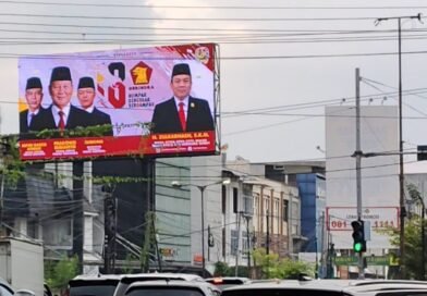 HUT Gerindra ke-18, Wakil Ketua DPRD Kota Medan Zulkarnain Pasang Spanduk di Tempat Strategi Titik Kota Medan