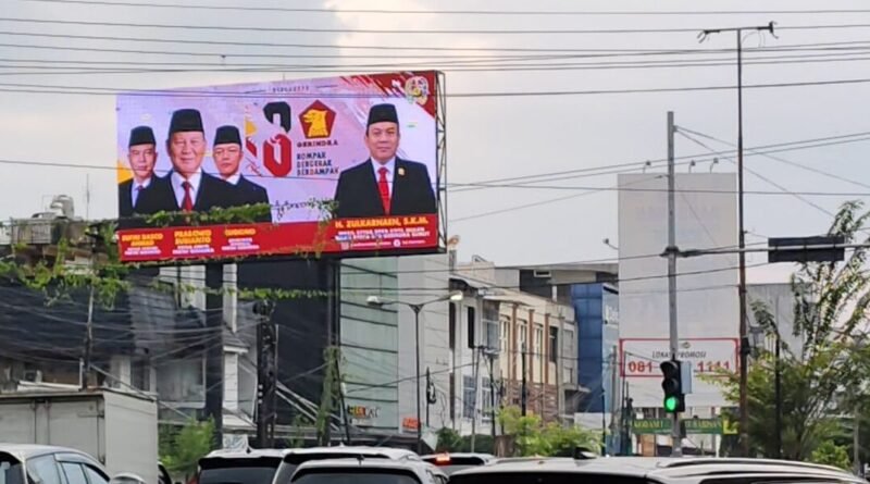 HUT Gerindra ke-18, Wakil Ketua DPRD Kota Medan Zulkarnain Pasang Spanduk di Tempat Strategi Titik Kota Medan