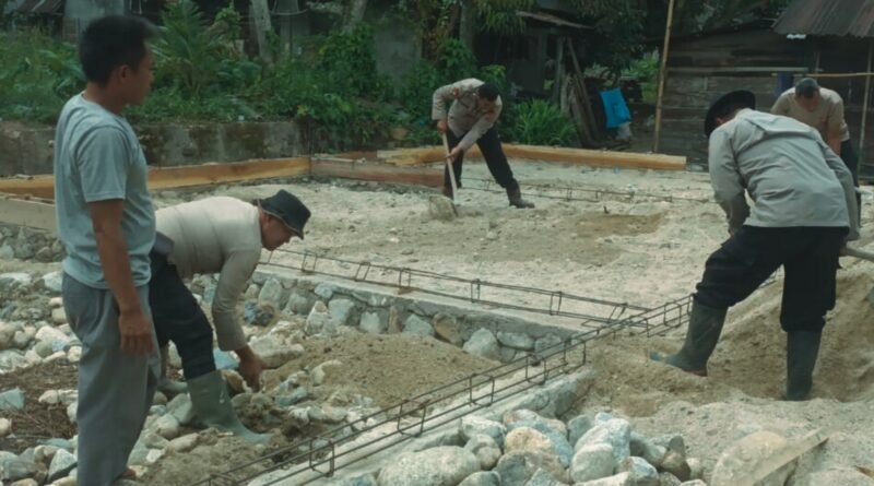 Tak Sekadar Menjaga, Brimob Turun Bangun Rumah Korban Banjir di Tapsel