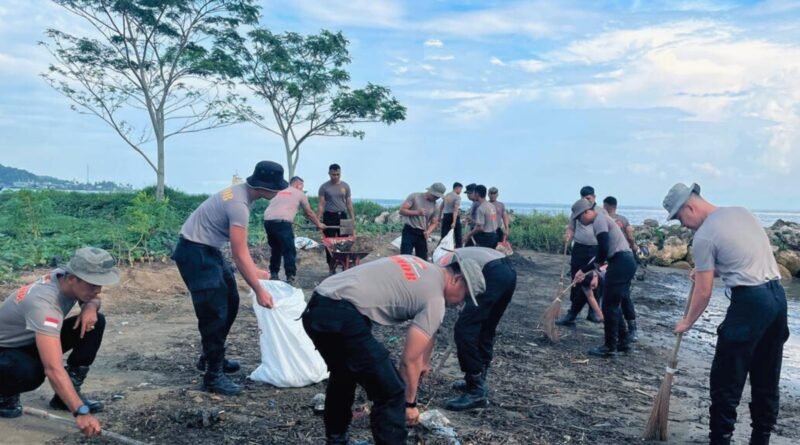 Menjaga Laut, Merawat Harapan: Brimob Sumut Bersihkan Pantai Sirao