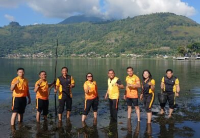 Kapolres Samosir Ganti Aksi Bersih-bersih di Water Front Pangururan dan Tepi Danau Toba