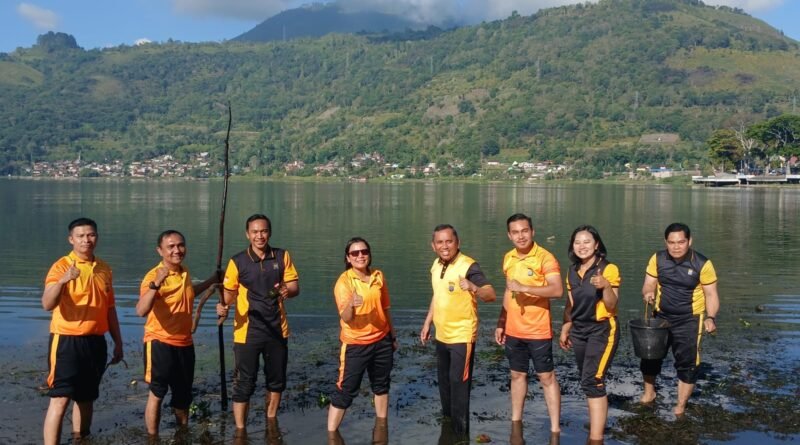 Kapolres Samosir Ganti Aksi Bersih-bersih di Water Front Pangururan dan Tepi Danau Toba