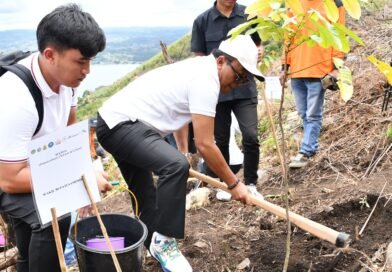 Wabup Samosir Tanam Pohon di Lereng Gunung Pusuk Buhit