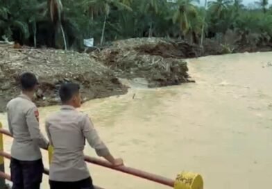 Brimob Hadir di Tengah Ancaman Banjir, Pantau Langsung Kondisi Sungai Garoga