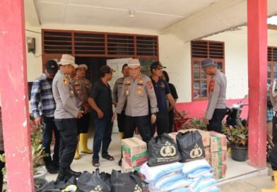 Kapolres Tapteng Tinjau Lokasi Longsor di Sitahuis: Serahkan Bansos dan Serap Aspirasi Warga
