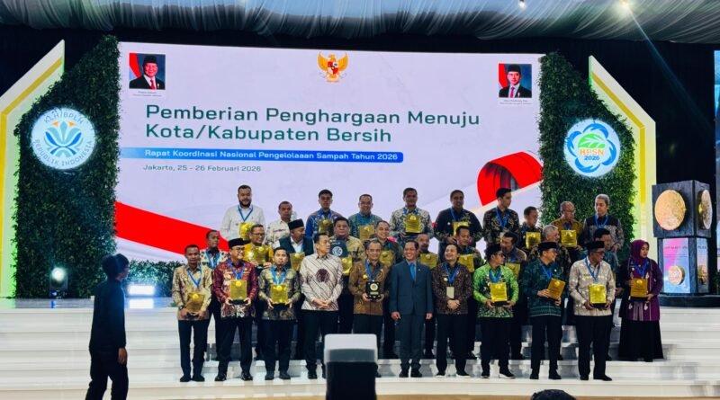 Kabupaten Samosir Wakili dari Sumut Terima Penghargaan Sertifikat Menuju Kota Bersih