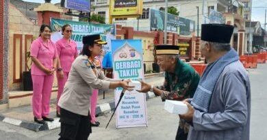 Polres Samosir Berbagi Takjil di Bulan Suci Ramadan 1447 H/2026 M