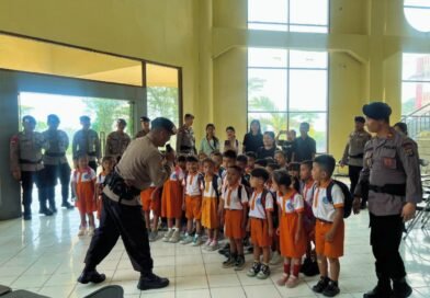 Mengenal Brimob Sejak Dini, Anak TK Belajar Disiplin dan Kebersamaan di Markas Polisi