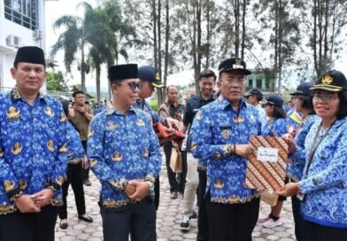 Wabup Samosir Serahkan SK Pensiun 40 PNS, Tekankan Pengabdian dan Kekompakan