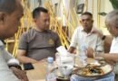 Kapoltabes Medan Buka Akses Informasi Selebar-lebarnya Bagi Wartawan  IMO-IndonesiaMEDAN, Noktahsumutcom……..Kepala Kepolisian Resort Kota Besar (Kapolrestabes) Medan Kombes Pol. Dr. Jean Calvijn Simanjuntak, S.I.K., M.H berjanji akan membuka akses informasi selebar-lebarnya bagi wartawan media online anggota Ikatan Media Online (IMO-Indonesia) yang ingin ikut serta menyebarkan informasi tentaag kinerja aparat kepolisian di lingkungan Polrestabes Medan. Hal itu diungkapkan Jean Calvin Simanjuntak kepada pengurus DPW IMO-Indonesia Provinsi Sumatera Utara usai acara berbuka puasa dengan beberapa komunitas wartawan di Cafe Kampung Nelayan Jalan H.M. Yamin, SH Medan, Selasa (17/3/2026).Usai acara berbuka puasa itu, Kapolrestabes Medan mendatangi meja pengurus DPW IMO-Indonesia yang hadir diantaranya Ketua H. Ahmad Nuar Erde, Wakil Ketua Drs. Harun Al Rasyid, Wakil Sekretaris Bambang Sugiarto, ST dan anggota Tengku Syahdan dan Dodi Ricardo Sembiring. Dalam kesempatan itu Kapolrestabes Medan didampingi Kasat Intelkam Polrestabes Medan Kompol Lengkap Suherman Siregar, S.H, M.H. yang memang duduk bergabung satu meja dengan rombongan DPW IMO-Indonesia. Kehadiran rombongan DPW IMO-Indonesia Provinsi Sumatera Utara memang atas undangan resmi Kasat Intelpan Polrestabes Medan dalam rangka menjalin silaturrahim dengan DPW IMO-Indonesia.Setelah menyalami satu per satu pengurus IMO yang hadir, Kombes Jean Calvin lalu mengatakan berterimakasih atas pemberitaan berbagai kasus yang sedang ditangani Polrestabes Medan selama ini, teranyar kasus penemuan jenazah wanita dalam boks plastik yang sempat menghebohkan masyarakat akhir-akhir ini.“Pemberitaan wartawan IMO cukup positif, faktual dan presisi sehingga sangat membantu kami dalam mengungkap kasus-kasus yang terjadi. Semoga ke depan sinergivitas antara IMO dengan Polrestabes dapat terjalin lebih erat. Untuk itu saya minta Kasat Intelpam membuka akses seluas-luasnya kepada wartawan media online anggota IMO untuk mendapatkan informasi akurat untuk dapat disampaikan kepada masyarakat,” kata Jean Calvin lagi.Ketua DPW IMO-Indonesia Provinsi Sumatera Utara H. Ahmad Nuar Erde menyambut baik keterbukan Kaplrestabes Medan dan berjanji akan terus berkomitment menjadi mitra strategis Polrestabes Medan dalam melaksanakan tugasnya.“Pertemuan hari ini menjadi momentum penting bagi IMO dalam mempererat hubungan kemitraan antara insan media online angota IMO dengan jajaran Polrestabes Medan. Kami siap membantu Pak Jean Calvin agar sukses menjalankan tugas sebagai Kapolrestabes Medan. Kami melihat Pak Jean Calvin ini sebagai salah seorang perwira polisi yang merupakan rising star yang akan bersinar cemerlang di masa depan,” kata Nuar Erde lagi. (srisahati)
