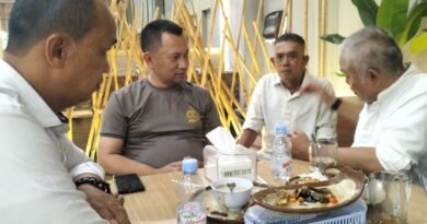 Kapoltabes Medan Buka Akses Informasi Selebar-lebarnya Bagi Wartawan  IMO-IndonesiaMEDAN, Noktahsumutcom……..Kepala Kepolisian Resort Kota Besar (Kapolrestabes) Medan Kombes Pol. Dr. Jean Calvijn Simanjuntak, S.I.K., M.H berjanji akan membuka akses informasi selebar-lebarnya bagi wartawan media online anggota Ikatan Media Online (IMO-Indonesia) yang ingin ikut serta menyebarkan informasi tentaag kinerja aparat kepolisian di lingkungan Polrestabes Medan. Hal itu diungkapkan Jean Calvin Simanjuntak kepada pengurus DPW IMO-Indonesia Provinsi Sumatera Utara usai acara berbuka puasa dengan beberapa komunitas wartawan di Cafe Kampung Nelayan Jalan H.M. Yamin, SH Medan, Selasa (17/3/2026).Usai acara berbuka puasa itu, Kapolrestabes Medan mendatangi meja pengurus DPW IMO-Indonesia yang hadir diantaranya Ketua H. Ahmad Nuar Erde, Wakil Ketua Drs. Harun Al Rasyid, Wakil Sekretaris Bambang Sugiarto, ST dan anggota Tengku Syahdan dan Dodi Ricardo Sembiring. Dalam kesempatan itu Kapolrestabes Medan didampingi Kasat Intelkam Polrestabes Medan Kompol Lengkap Suherman Siregar, S.H, M.H. yang memang duduk bergabung satu meja dengan rombongan DPW IMO-Indonesia. Kehadiran rombongan DPW IMO-Indonesia Provinsi Sumatera Utara memang atas undangan resmi Kasat Intelpan Polrestabes Medan dalam rangka menjalin silaturrahim dengan DPW IMO-Indonesia.Setelah menyalami satu per satu pengurus IMO yang hadir, Kombes Jean Calvin lalu mengatakan berterimakasih atas pemberitaan berbagai kasus yang sedang ditangani Polrestabes Medan selama ini, teranyar kasus penemuan jenazah wanita dalam boks plastik yang sempat menghebohkan masyarakat akhir-akhir ini.“Pemberitaan wartawan IMO cukup positif, faktual dan presisi sehingga sangat membantu kami dalam mengungkap kasus-kasus yang terjadi. Semoga ke depan sinergivitas antara IMO dengan Polrestabes dapat terjalin lebih erat. Untuk itu saya minta Kasat Intelpam membuka akses seluas-luasnya kepada wartawan media online anggota IMO untuk mendapatkan informasi akurat untuk dapat disampaikan kepada masyarakat,” kata Jean Calvin lagi.Ketua DPW IMO-Indonesia Provinsi Sumatera Utara H. Ahmad Nuar Erde menyambut baik keterbukan Kaplrestabes Medan dan berjanji akan terus berkomitment menjadi mitra strategis Polrestabes Medan dalam melaksanakan tugasnya.“Pertemuan hari ini menjadi momentum penting bagi IMO dalam mempererat hubungan kemitraan antara insan media online angota IMO dengan jajaran Polrestabes Medan. Kami siap membantu Pak Jean Calvin agar sukses menjalankan tugas sebagai Kapolrestabes Medan. Kami melihat Pak Jean Calvin ini sebagai salah seorang perwira polisi yang merupakan rising star yang akan bersinar cemerlang di masa depan,” kata Nuar Erde lagi. (srisahati)