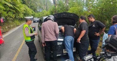 Polres Samosir Bantu Mobil Mogok hingga ke Bengkel
