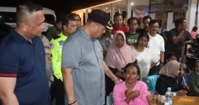 SELURUH PENUMPANG SELAMAT, POLAIRUD TANJUNG TIRAM EVAKUASI KAPAL NELAYAN RUSAK DI PESISIR PULAU SALAH NAMO