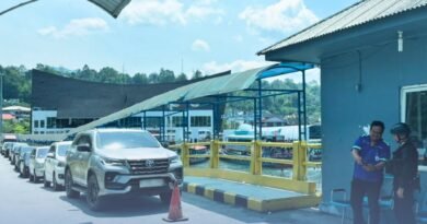 Brimob Sigap Urai Kemacetan di Ajibata, Bantu Penumpang Menyeberang di Tengah Padatnya Arus Lebaran