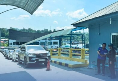 Brimob Sigap Urai Kemacetan di Ajibata, Bantu Penumpang Menyeberang di Tengah Padatnya Arus Lebaran