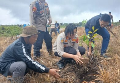 Kapolres Samosir Bersama Yayasan Keutuhan Ciptaan Ordo Kapusin Tanam Pohon di Partukko Naginjang