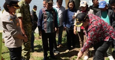 Bupati Samosir Bersama Yayasan Pusuk Buhit Tebar Bibit Ikan dan Tanam Pohon