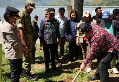 Bupati Samosir Bersama Yayasan Pusuk Buhit Tebar Bibit Ikan dan Tanam Pohon
